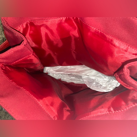 Mid sized Square Unbranded Red Handbag NWOT 13” x 13” - Picture 4 of 10